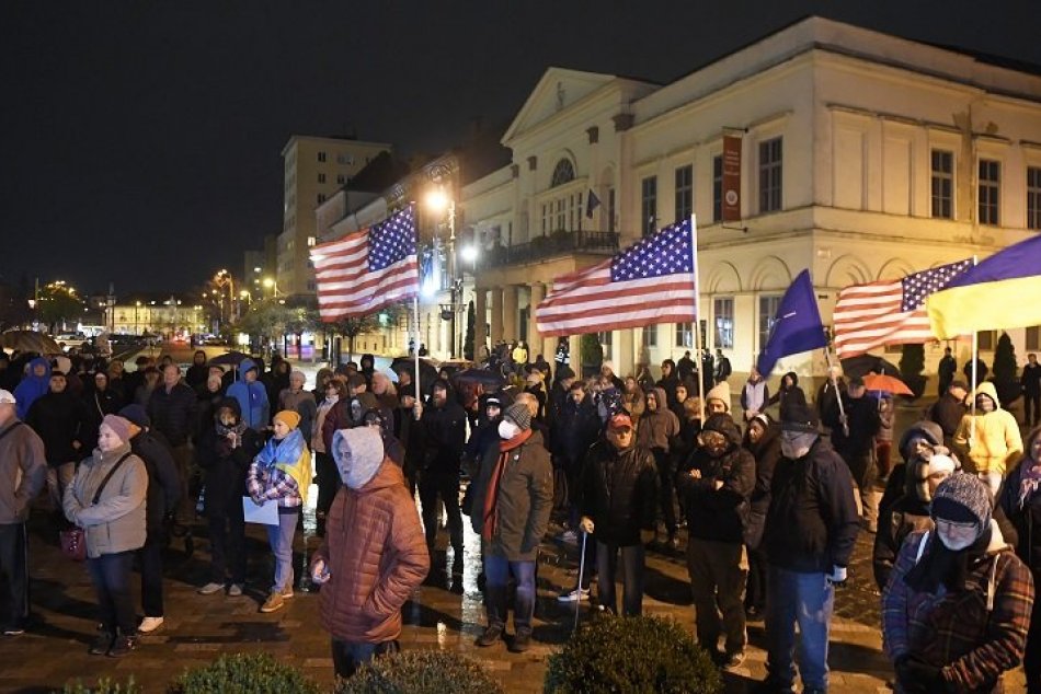 Ilustračný obrázok k článku Míting v centre Košíc k novembru 1989 odmietol nenávisť a násilie