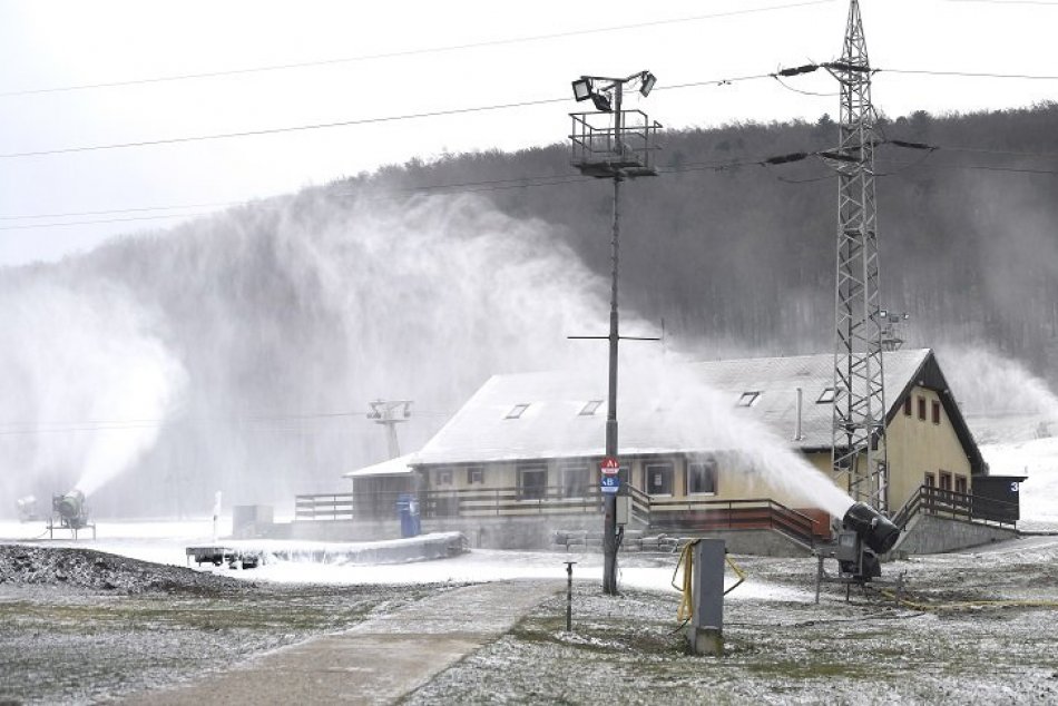 Ilustračný obrázok k článku Vďaka počasiu zasnežujú aj menšie lyžiarske strediská: Pripravené sú aj viaceré NOVINKY