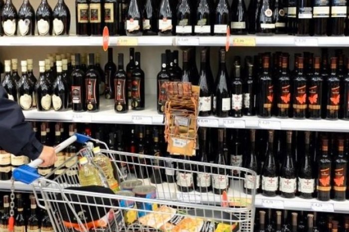 Ilustračný obrázok k článku Muž kradol alkohol v Rakúsku aj v Bratislave: Za mrežami bude však musieť abstinovať