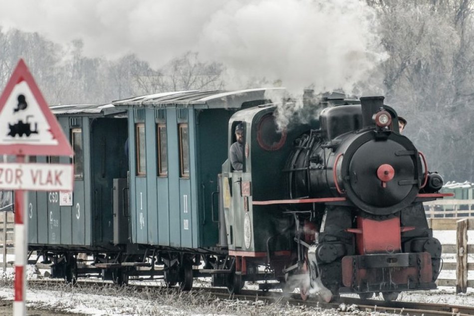 Ilustračný obrázok k článku Mikulášsky vlak bude opäť jazdiť po poľnej železnici v Nitre: Kedy povozí deti?