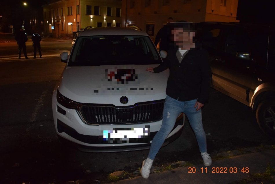 Ilustračný obrázok k článku Vrchol nezodpovednosti! Na bystrickom námestí VYČÍŇAL opitý vodič, FOTO
