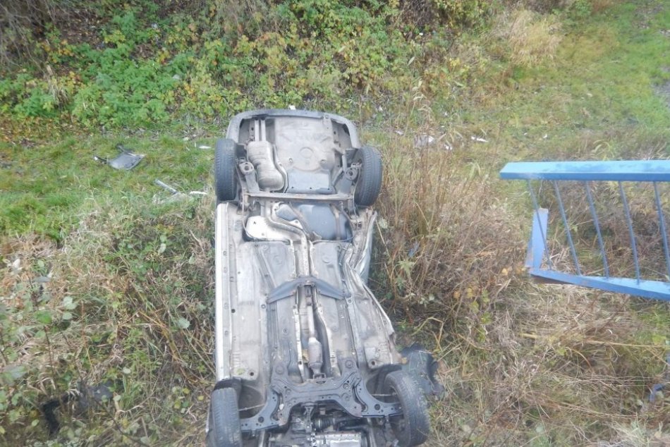 Ilustračný obrázok k článku Auto s dvomi ľuďmi skončilo pri Lutile na streche: Vodič nafúkal 1,8 promile