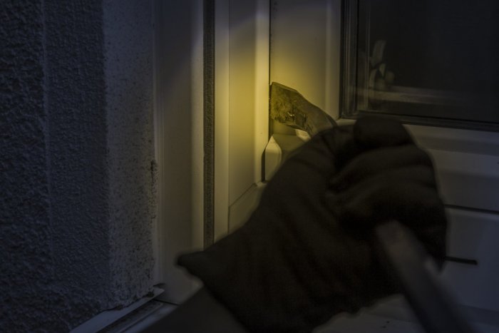 Ilustračný obrázok k článku SVET O SLOVENSKU: Zlodej sa vrátil do bytu obete a vypýtal si zabudnutú kartu a drogy!
