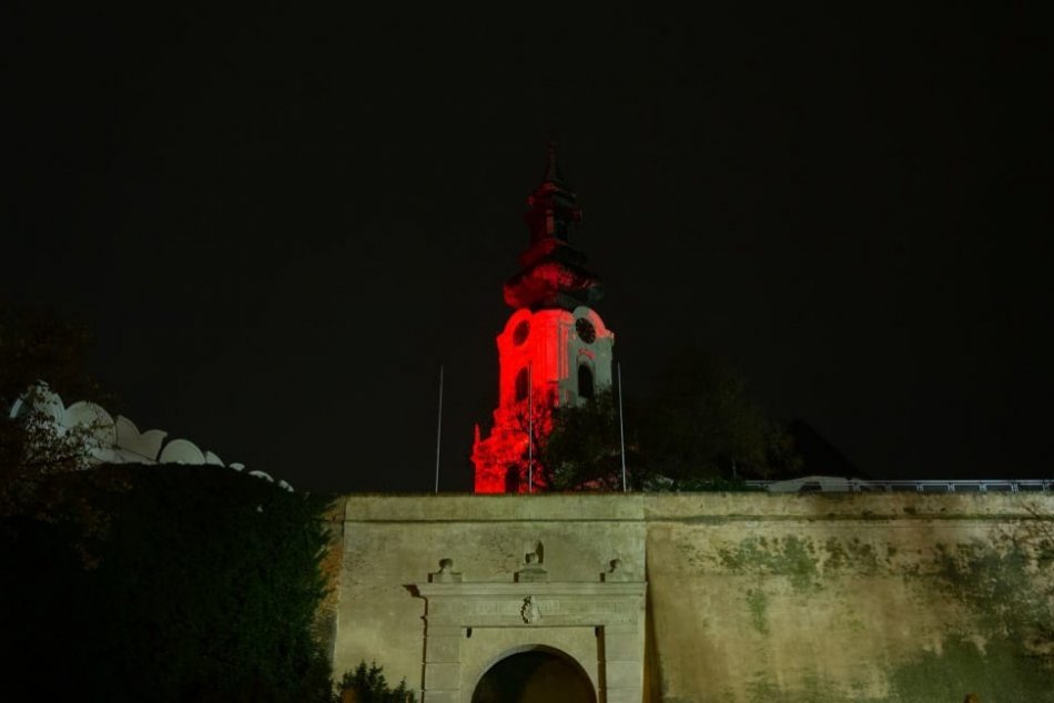 Ilustračný obrázok k článku Nitriansky hrad sa zahalí do ČERVENEJ farby: Čo symbolizuje?