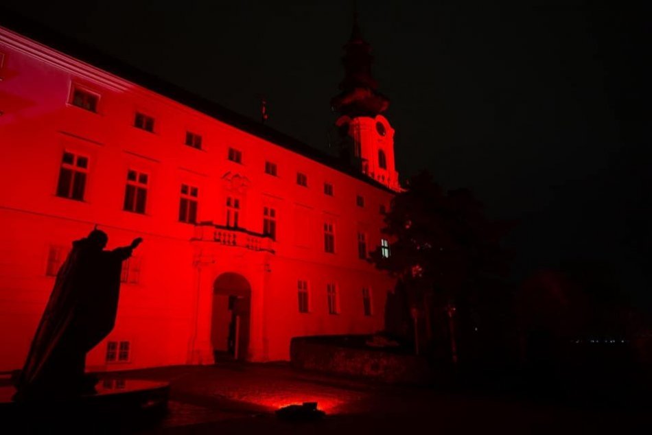 Ilustračný obrázok k článku Nitriansky hrad sa zahalil do KRVAVO červenej farby: TOTO je dôvod!