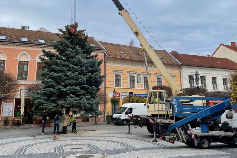 Ilustračný obrázok k článku V Komárne už stojí vianočný stromček: Pripravujú LÁKADLÁ na celý advent