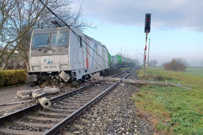 Ilustračný obrázok k článku NEHODA vlaku prerušila železničnú dopravu: Vykoľajil sa rušeň aj niekoľko vozňov