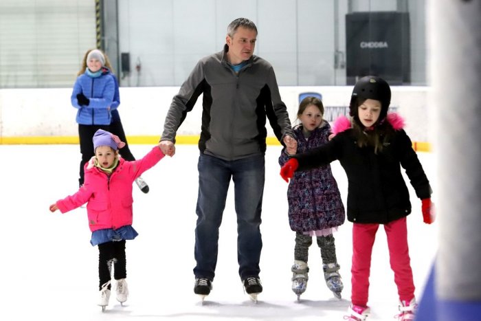 Ilustračný obrázok k článku Jarné PRÁZDNINY si užijete aj na ľade: ROZPIS verejného korčuľovania na bystrickom zimáku