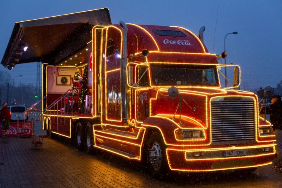 Ilustračný obrázok k článku Vianočný kamión Coca-Cola DORAZIL na Slovensko: Zastaví sa v dvadsiatich mestách!