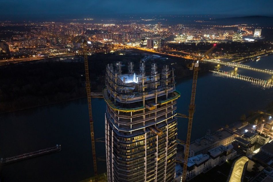 Ilustračný obrázok k článku Najvyššia budova v Bratislave už dosiahla svoj vrchol: Postaviť ju trvalo 2 roky +FOTO