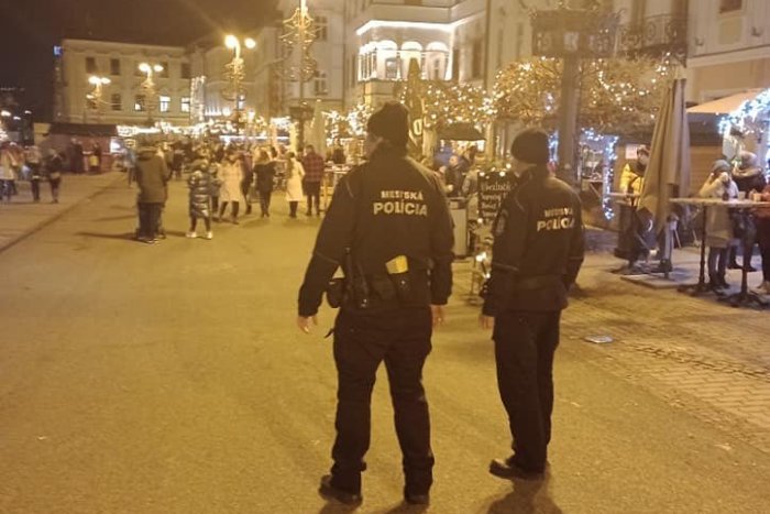Ilustračný obrázok k článku Na vianočné TRHY vyrazili aj mestskí policajti: Na čo všetko si chcú POSVIETIŤ?