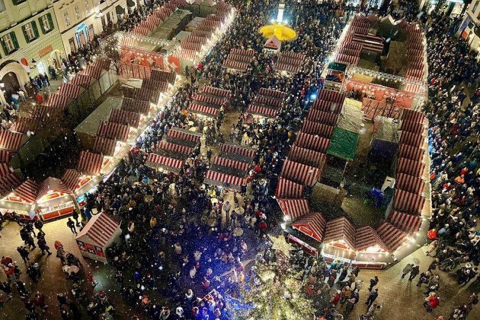 Ilustračný obrázok k článku Trnava je vďaka vianočným trhom HITOM internetu? Tak to ste nevideli TIETO fotky z Bratislavy!