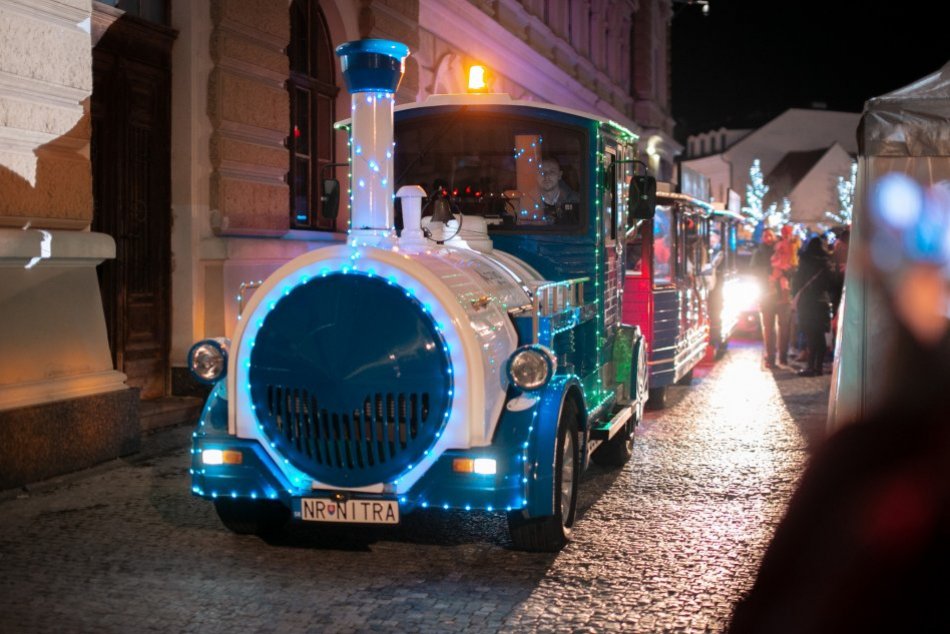 Ilustračný obrázok k článku Turistický vláčik v Nitre sa zmenil na Vianočný expres: Vyráža z pešej zóny, FOTO