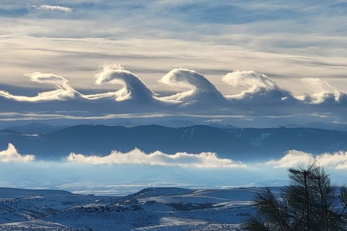 Ilustračný obrázok k článku KURIOZITA DŇA: Na oblohe sa objavili vzácne oblaky v tvare vĺn