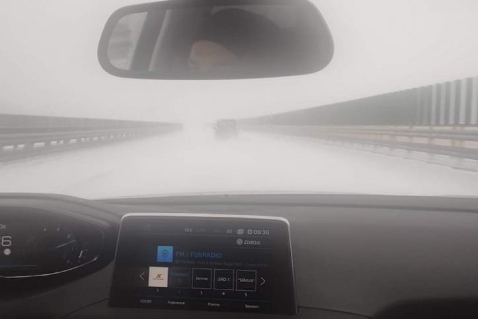 Ilustračný obrázok k článku Silný vietor a husté sneženie: Cestári v Košickom kraji hlásia problémy na cestách