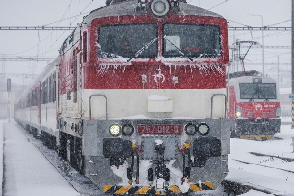 Ilustračný obrázok k článku KALAMITA spôsobuje problémy na železniciach: NAJHORŠIE je to medzi Košicami a Prešovom