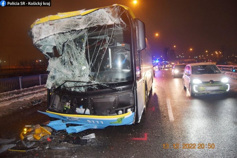 Ilustračný obrázok k článku FOTO: V Košiciach sa zrazil autobus s posýpačom! Pri hrozivej nehode sa SEDEM ľudí zranilo