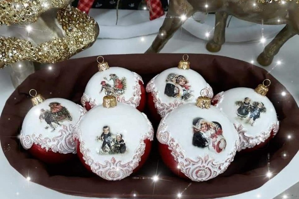 Ilustračný obrázok k článku Vianočné ozdoby od Alžbety z Nitry: Zdobia stromčeky na Slovensku aj v zahraničí, FOTO