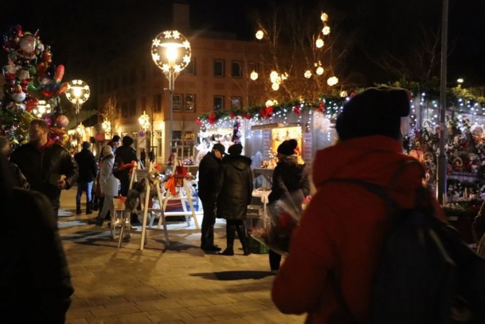 Ilustračný obrázok k článku Načerpajte tú pravú atmosféru: V Nových Zámkoch odštartovali vianočné trhy, FOTO