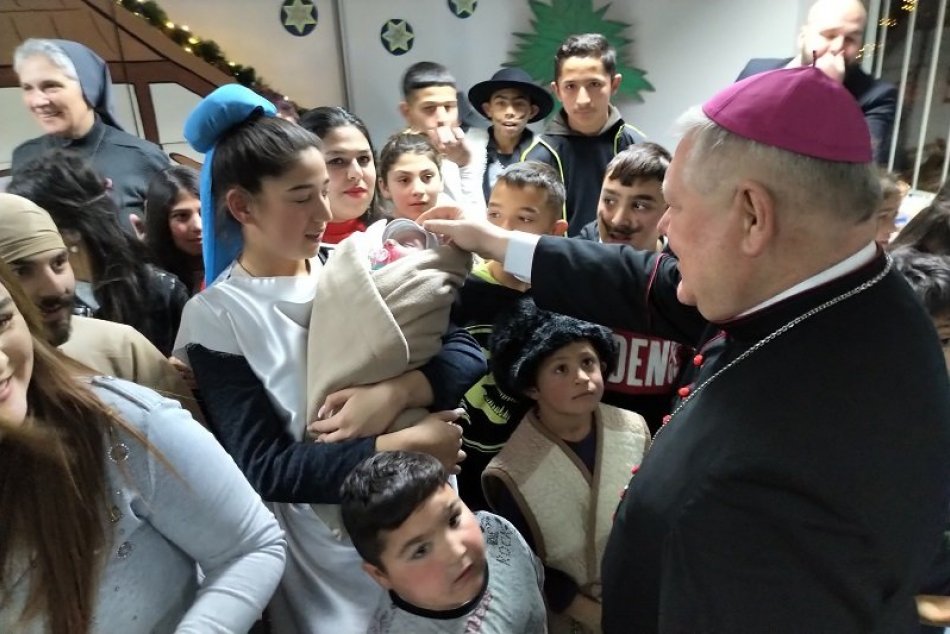 Ilustračný obrázok k článku Na Orechovom dvore mali vzácnu návštevu: Biskup potešil rómske deti darčekmi