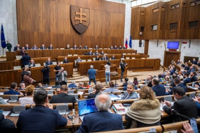 Ilustračný obrázok k článku Poslancov čaká hlasovanie o štátnom rozpočte: Keď neprejde, máme na Slovensku PROBLÉM