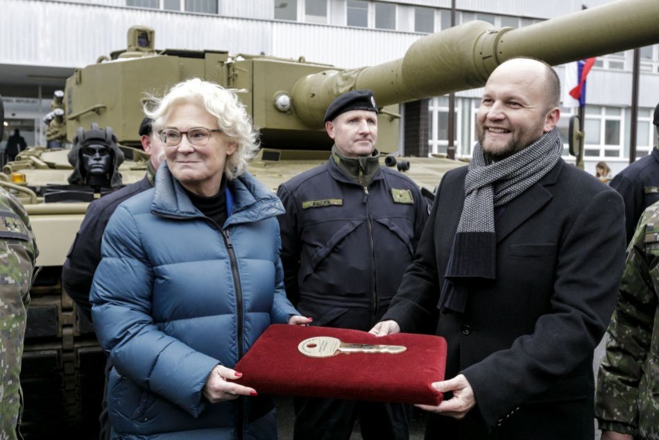Ilustračný obrázok k článku Minister Naď neskrýval RADOSŤ: Slovensko si prevzalo prvý z 15 tankov Leopard, FOTO