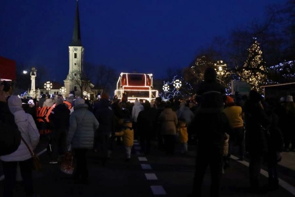 Ilustračný obrázok k článku Obľúbená atrakcia potešila Novozámčanov: Na námestie prišiel Vianočný kamión, FOTO