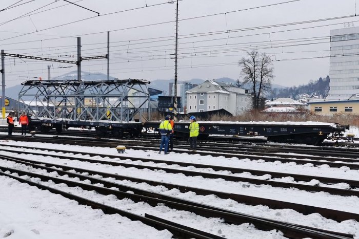 Ilustračný obrázok k článku Vykoľajený vlak na severe Slovenska OCHROMIL dopravu: Na mieste pomáha žeriav