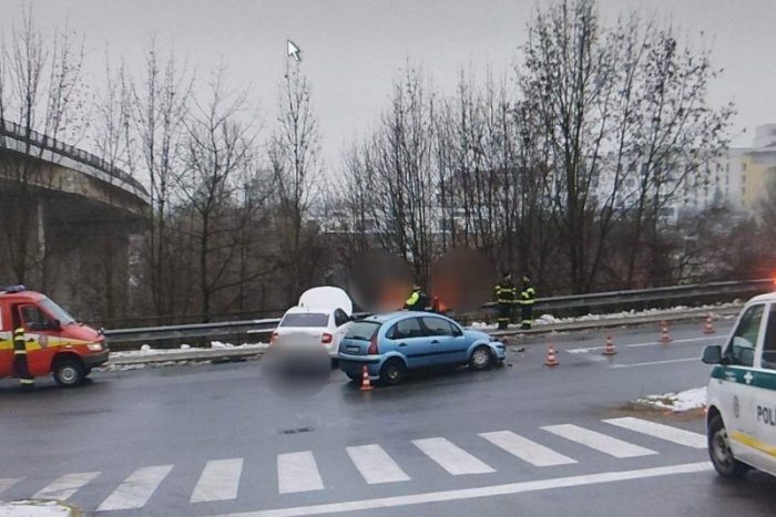 Ilustračný obrázok k článku Ďalšia zrážka áut na križovatke v Banskej Bystrici: Dve zranené ženy skončili v nemocnici, FOTO