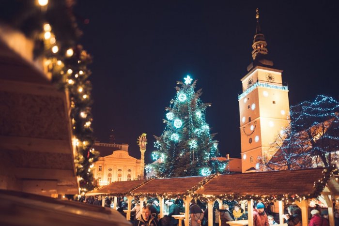 Ilustračný obrázok k článku Trojičné námestie bude čoskoro zdobiť vianočný strom: Mesto ho dostalo darom