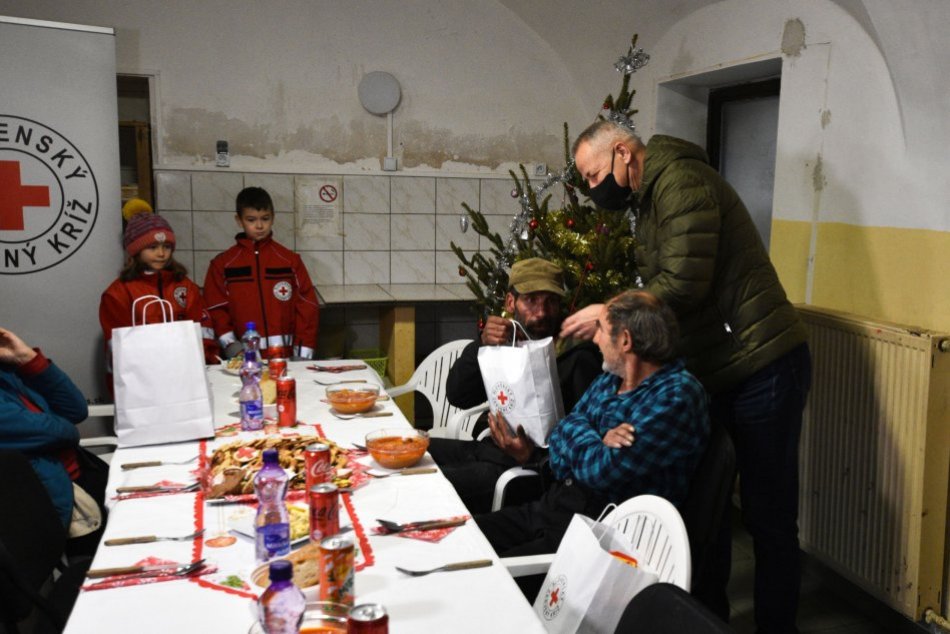 Ilustračný obrázok k článku Aj ľudia bez domova zažili v Bystrici Vianoce: Obdarovať ich prišiel aj primátor, FOTO