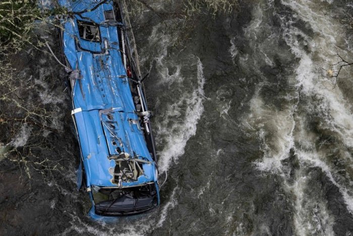 Ilustračný obrázok k článku TIETO Vianoce sú poznačené TRAGÉDIAMI: Autobus padol do rieky, zomrelo šesť cestujúcich!