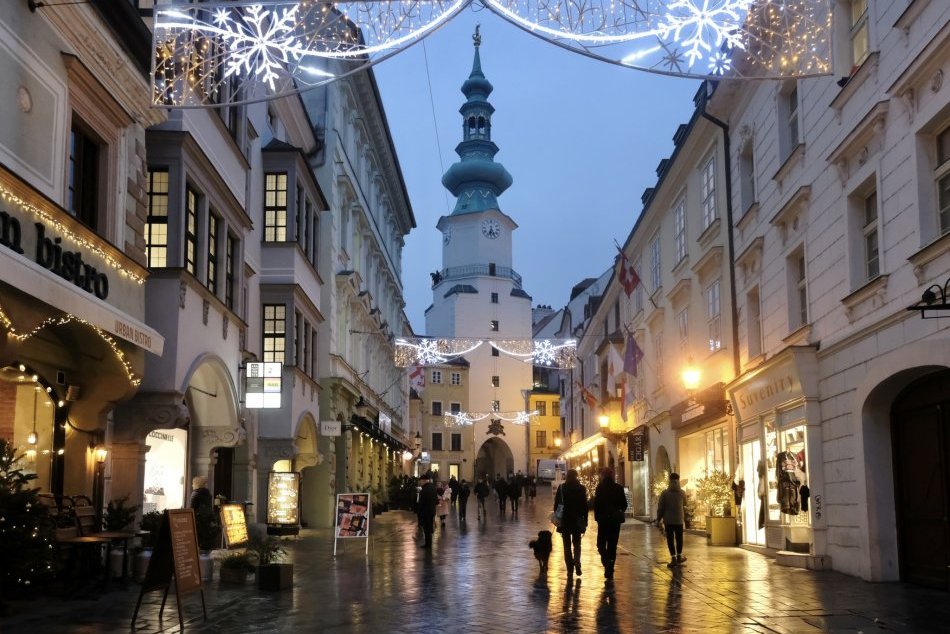 Ilustračný obrázok k článku Na KORZE sa stretávala celá Bratislava: Zlaté časy bez mobilu, s partiou kamošov a "magičom"