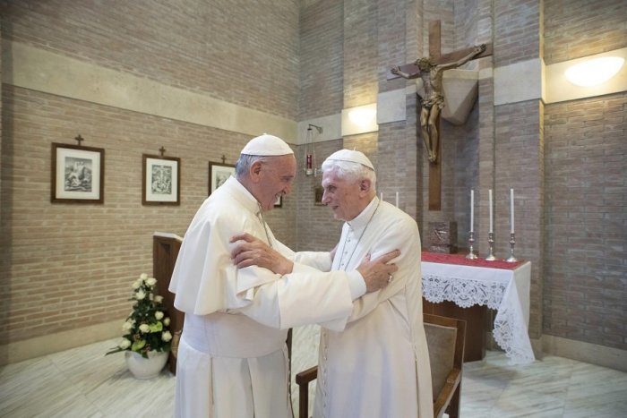 Ilustračný obrázok k článku Pápež František prosí o modlitby za svojho predchodcu: Benedikt je na tom veľmi zle