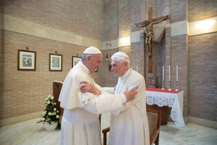 Ilustračný obrázok k článku Srdcervúca správa z Vatikánu: Vo veku 95 rokov ZOMREL bývalý pápež Benedikt XVI