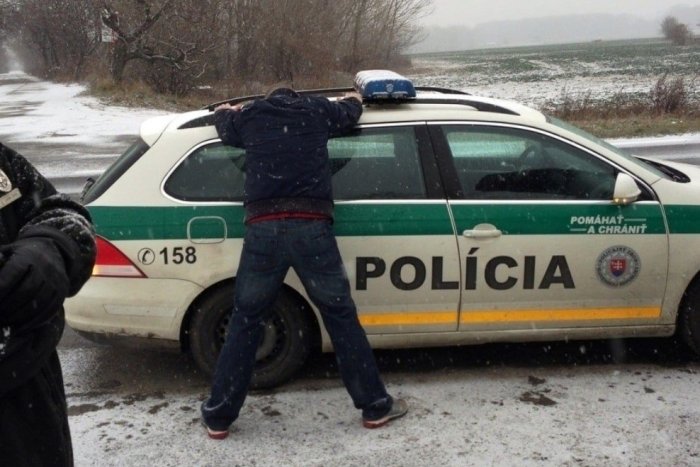 Ilustračný obrázok k článku Zlodeji chatiek sú v rukách polície: Ukradli demižón orechovice, staré lyže, či čelovku
