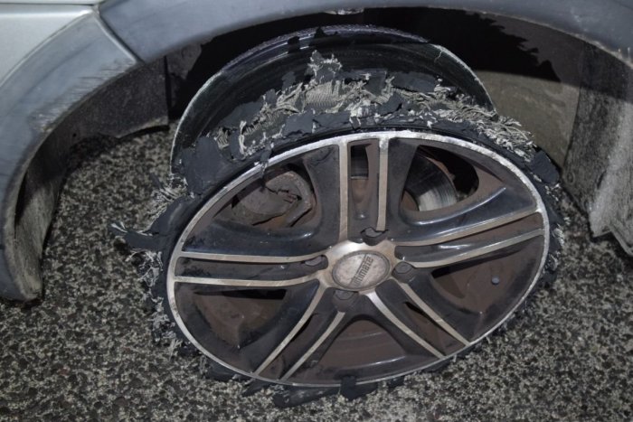 Ilustračný obrázok k článku Jazdil len na diskoch BEZ pneumatík: Počas novoročného víkendu sa policajti nezastavili