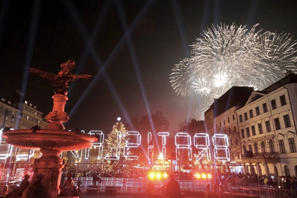 Ilustračný obrázok k článku ZÁBAVA na námestí aj ohňostroj: TAKTO vyzerali oslavy nového roka v Bratislave +FOTO, VIDEO