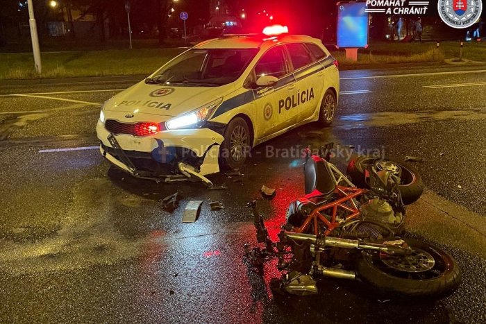 Ilustračný obrázok k článku HROZIVO vyzerajúca nehoda policajtov: Zrazili sa s motorkárom, no ten im UŠIEL...