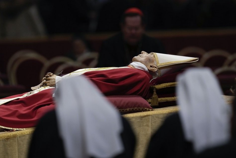 Ilustračný obrázok k článku Dvakrát viac ľudí, než sa čakalo: So zosnulým pápežom sa prišli rozlúčiť davy, FOTO
