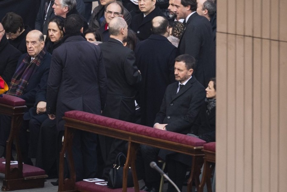 Ilustračný obrázok k článku Veľká GALÉRIA z pohrebu Benedikta XVI.: Dorazili známe tváre aj Heger s manželkou