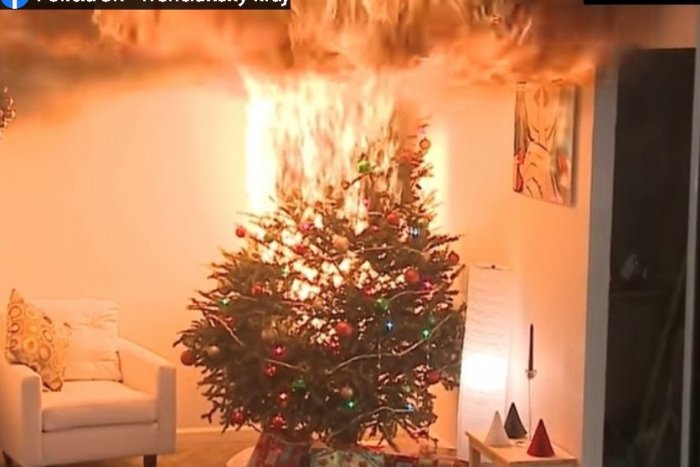 Ilustračný obrázok k článku Poriadne DRAHÉ Vianoce: Týmto Slovákom zhorel v obývačke stromček, škoda je 25-tisíc!