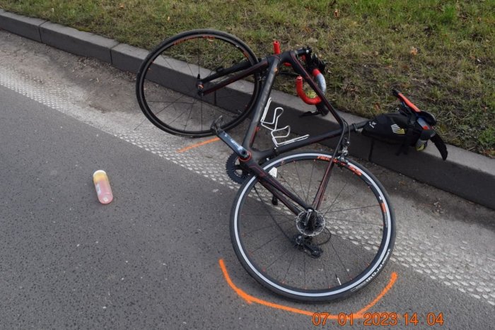 Ilustračný obrázok k článku Cyklista sa zrazil s autom: Krátko po nehode SPADOL do hlbokej šachty!