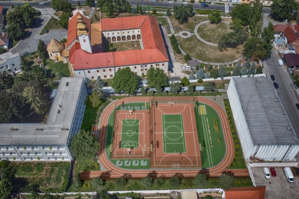 Ilustračný obrázok k článku Projekt za viac ako 600-tisíc eur: Zrekonštruujú športovisko pri gymnáziu v Hlohovci