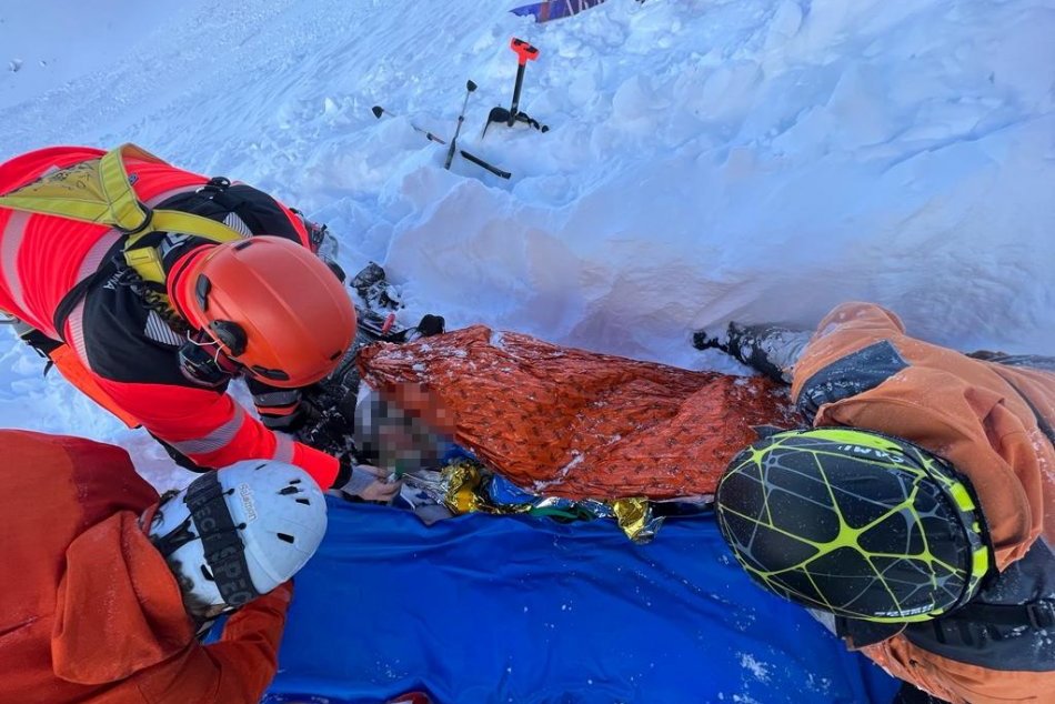 Ilustračný obrázok k článku V Alpách ZABÍJALA lavína: Masa snehu pochovala dvoch lyžiarov