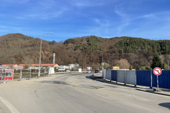 Ilustračný obrázok k článku Vodičov čakajú v Bystrici opäť OBMEDZENIA: Týkajú sa výjazdu zo Zvolenskej cesty na R1