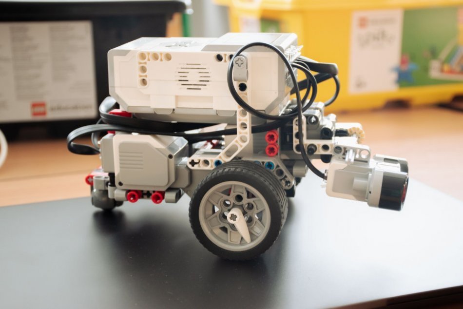Ilustračný obrázok k článku Nitrianski žiaci sa učia programovať robotov z lega: Dostali nové vybavenie, FOTO