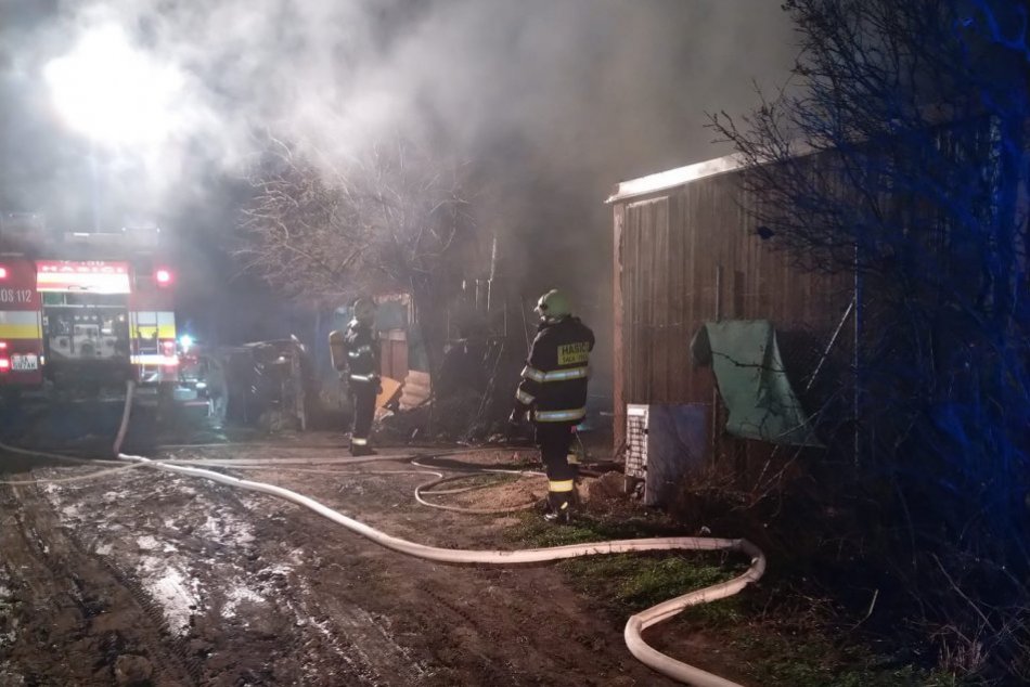 Ilustračný obrázok k článku Nočný požiar zamestnal hasičov: Rozhorel sa v chatovej oblasti, FOTO