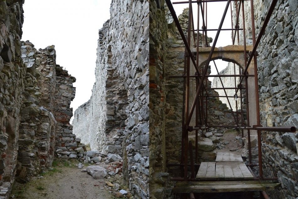 Ilustračný obrázok k článku Obnova hradu Gýmeš pokročila: Múry zrúcaniny opäť rastú do výšky, FOTO