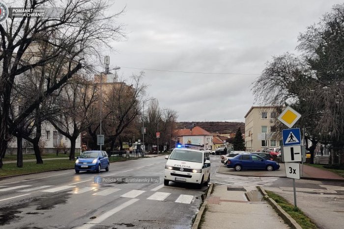 Ilustračný obrázok k článku Nehoda neďaleko Bratislavy: Auto ZRAZILO 14-ročné dievča, to skončilo v nemocnici